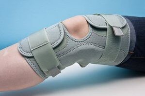 Knee brace for fixing a joint affected by osteoarthritis