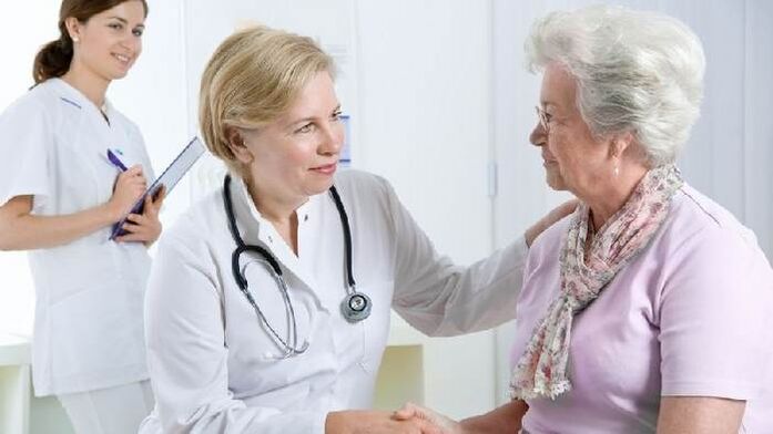 The doctor gives the patient recommendations for the treatment of osteoarthritis